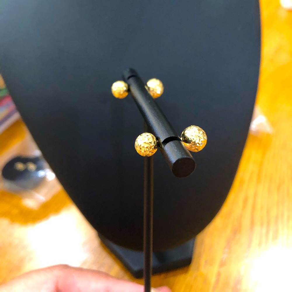 18k solid gold (not plated) screw on earrings